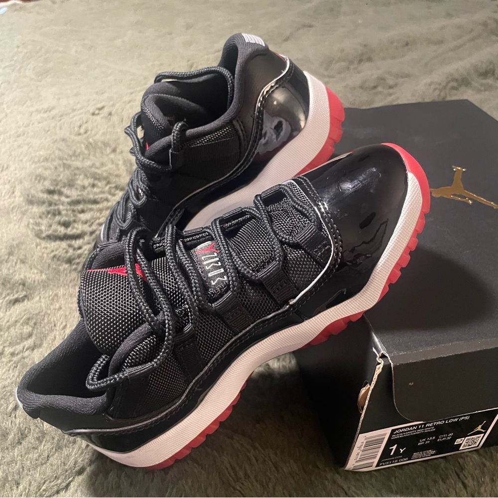 Nike Kids Black and Red Low-Top Sneakers - Picture 8 of 8